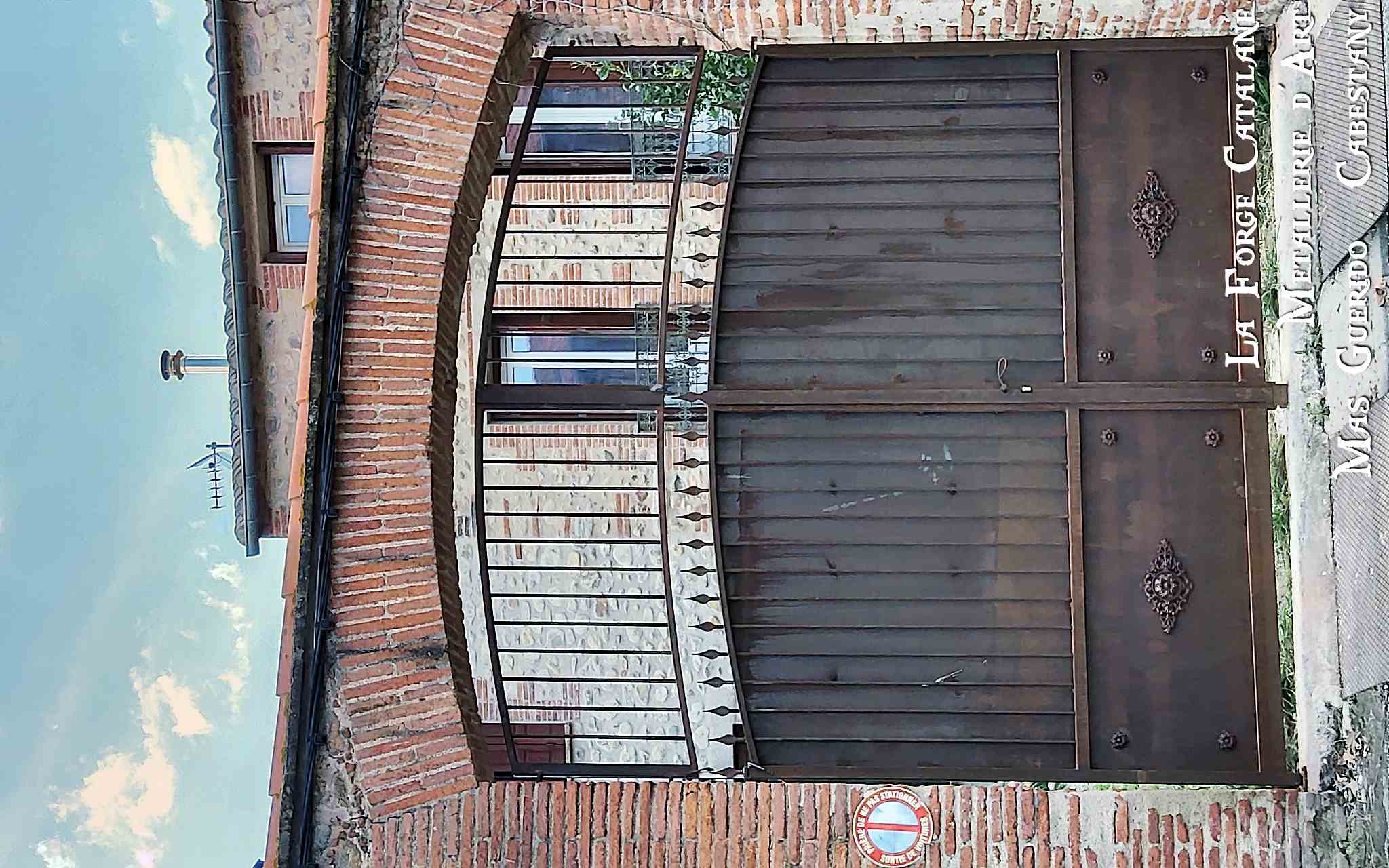 portail ouvrage palmettes rosaces pointes de fleches forge catalane.jpg